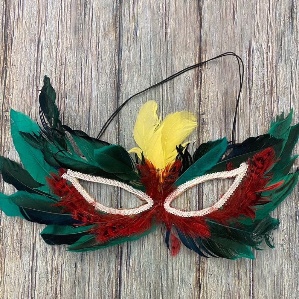 💞 Handcrafted Feather Festival Mask